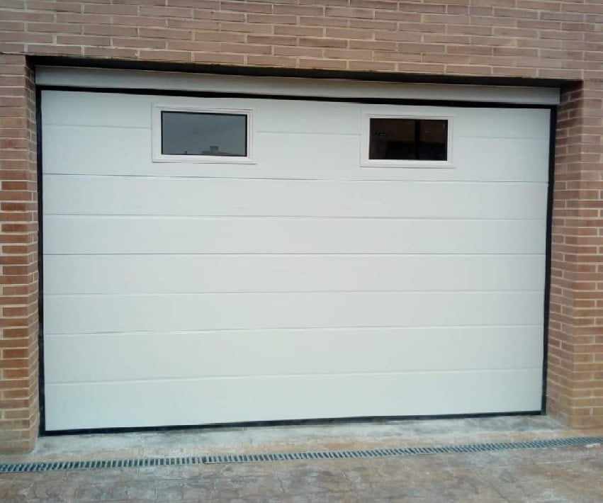 PUERTA GARAJE CON VENTANAS